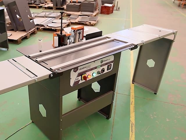 Coladeira de borda Compact Control SMC1 com mesas auxiliares roletadas, na fábrica