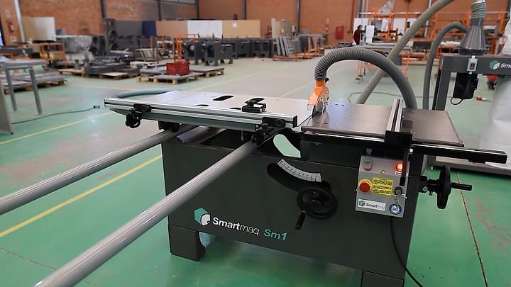 Esquadrejadeira Smartmaq SM1 na fábrica, com outras máquinas ao fundo