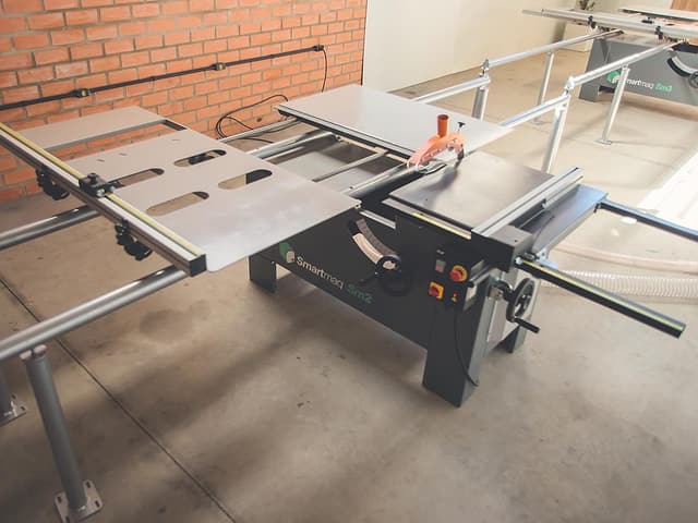 Esquadrejadeira SM2 Smartmaq montada com mesa móvel e guias
